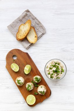 Mantar ve püre kireç ve tost ile yukarıdan görüntülemek tavuk. Üstten görünüm, ek yükü.