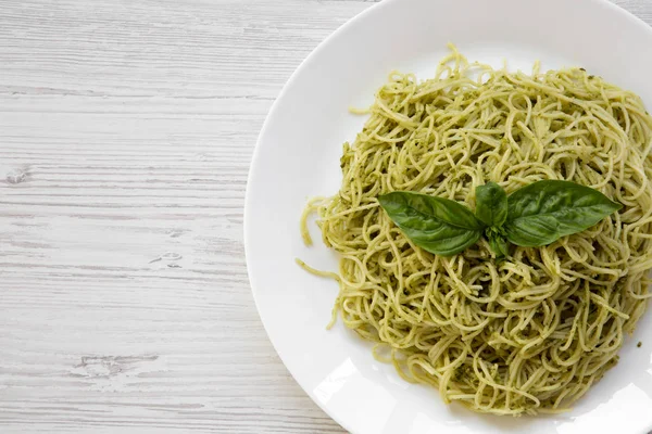 Makaron Spaghetti Sosem Pesto Bazylia Biały Drewniany Stół Widok Góry — Zdjęcie stockowe