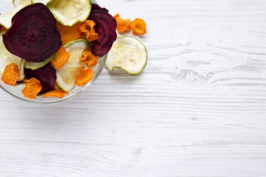 Tam kase sebze fiş üstten görünüm beyaz tahta masada. Yukarıdan, tepegöz, düz yatıyordu. Kopya alanı.