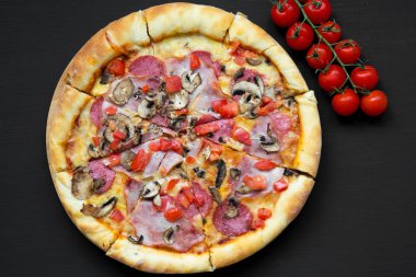 Siyah arka plan üzerine pizza fırından yeni çıkmış, yukarıdan görüntüleyin. Düz yatıyordu, genel gider, en iyi görünüm. Portre.