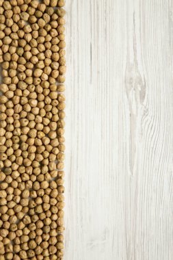 Kuru nohut beyaz arka planda, üstten görünüm. Boşluk ve metin alanı Kopyala.