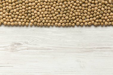 Kuru nohut beyaz arka planda, üstten görünüm. Kopya alanı.