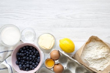 Yemek yaban mersinli pasta, en iyi görünüm için ham maddeler. Tepegöz, yat. Metin için yer.