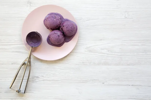 Vista Superior Bolas Helado Arándanos Con Cucharada Helado Plato Rosa —  Fotos de Stock