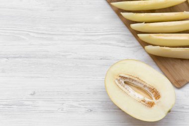 Bambu tahta, yukarıdaki taze kavun dilimleri. Üstten görünüm. Kopya alanı.