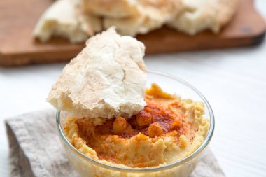 Humus leblebi, kırmızı biber, zeytin yağı ve Pide, closeup kase.