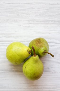 Beyaz ahşap zemin, havai görünümü üzerinde taze armut. Kopya alanı.