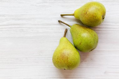 Beyaz ahşap zemin, üstten görünüm üzerinde taze armut. Metin için yer.