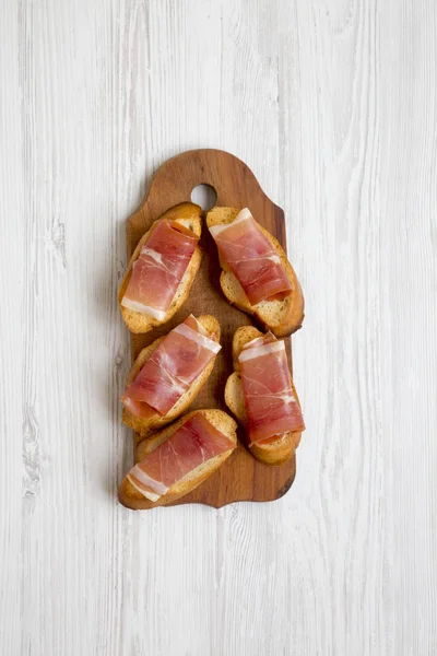 Crostini Con Jamón Serrano Chutney Sobre Tabla Madera Rústica Sobre —  Fotos de Stock