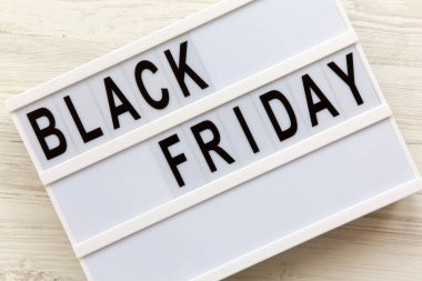 Beyaz ahşap arka plan, üstten görünüm üzerinde lightbox 'Black Friday' haber. Düz, tepegöz, yukarıdan yatıyordu.