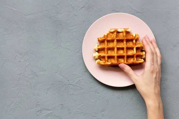 Genç Kadının Elini Tutuyor Bir Geleneksel Belçika Waffle Havai Görünümü — Stok fotoğraf