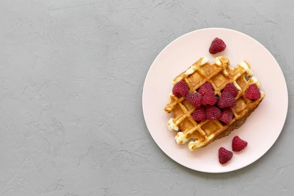 Waffle Tradicional Belgas Com Framboesas Placa Rosa Sobre Superfície Concreto — Fotografia de Stock