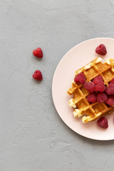 Waffle Belga Com Framboesas Placa Rosa Sobre Fundo Cinza Vista — Fotografia de Stock