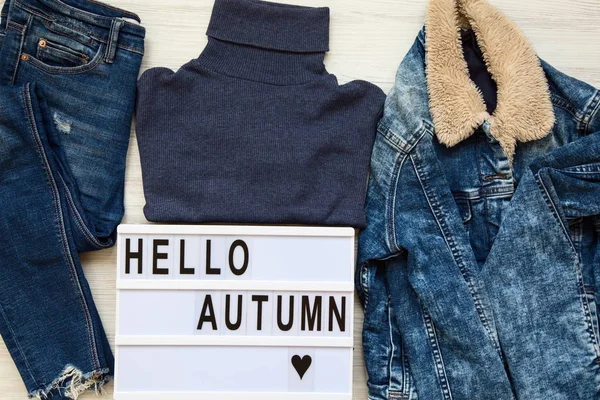 Σετ Φθινοπωρινά Γυναικεία Ρούχα Σύγχρονο Ταμπλό Κείμενο Hello Φθινόπωρο Προβολή — Φωτογραφία Αρχείου