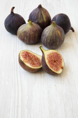 Beyaz ahşap arka planda, yan görünüm taze incir. Yakın çekim. 