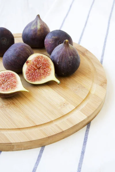 Fresh Figs Bamboo Board Side View Closeup — Stock Photo, Image