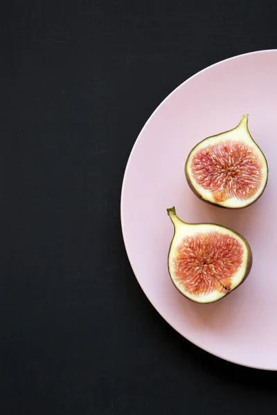 Two Halves Fresh Fig Pink Plate Black Surface View Flat — Stock Photo, Image