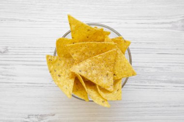 Beyaz ahşap masa, havai görünümü üzerinde bir kasede tortilla cips. Meksika yemeği. 