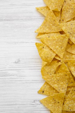 Beyaz ahşap arka planda, havai görünümü tortilla cips. Meksika yemeği. 