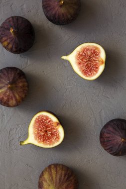 Beton zemin, havai görünümü üzerine taze incir. Yukarıdaki üzerinden düz lay.