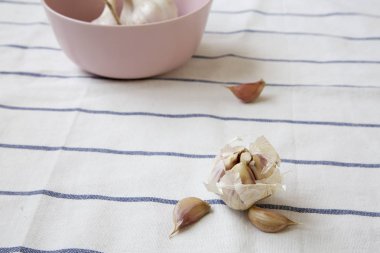 Çizgili peçete, yan görünüm üzerinde diş sarımsak. 