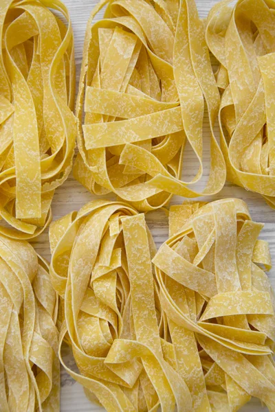 Deegwaren Pappardelle Een Witte Houten Tafel Bovenaanzicht Overhead Plat Leggen — Stockfoto