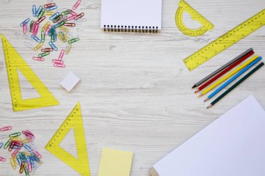 Geri okul kavramı. Çerçeve çalışması için aksesuar. Metin için yer.