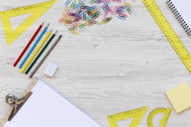 Geri okul kavramı. Çerçeve çalışması için aksesuar. Beyaz ahşap masa. 