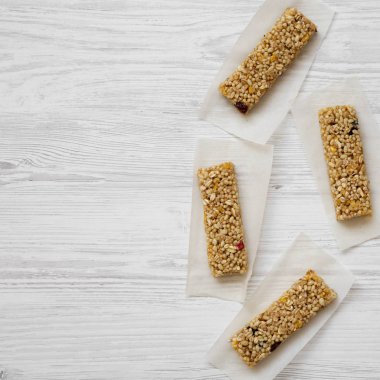 Beyaz ahşap zemin üzerinde fırın tepsisine granola barlar yukarıdan görüntüleyin. Düz lay, ek yükü. Kopya alanı.