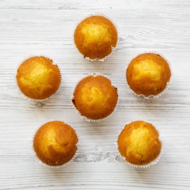 Beyaz ahşap zemin üzerinde taze kek. Üstten görünüm.