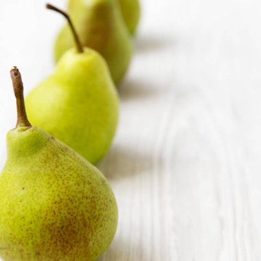 Beyaz ahşap zemin, yan görünüm üzerinde taze armut. Yakın çekim. 