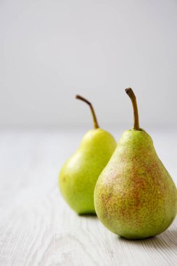Beyaz ahşap zemin, yan görünüm üzerinde taze armut. Yakın çekim. 