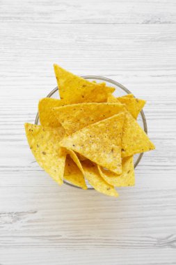 Tortilla cips üstten görünüm beyaz tahta masada tam kase. Meksika yemeği. 