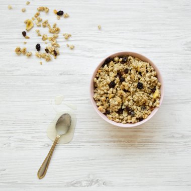 Pembe kase meyve granola ve tatlım, üstten görünüm. Düz, tepegöz, yukarıdan yatıyordu.