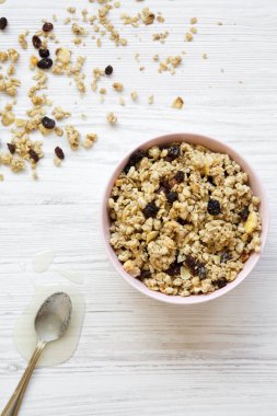 Havai görünümü, pembe kase meyve granola ve bal. Yukarıdan yatıyordu, en iyi görünüm, düz.