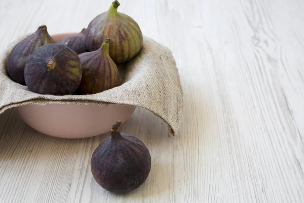 Fresh Figs Pink Bowl White Wooden Background Side View Close — Stock Photo, Image