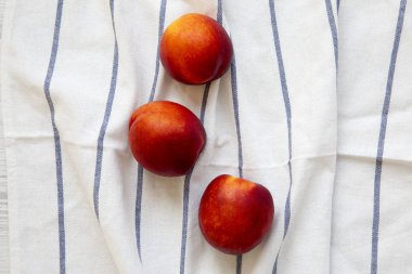 Nektarin çizgili kumaş, üstten görünüm üzerinde. Düz, tepegöz, yukarıdan yatıyordu.