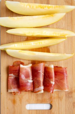 Kavun dilimleri prosciutto bambu Yönetim Kurulu, genel gider görünümü ile. Yukarıdan, yatıyordu, en iyi görünüm düz.