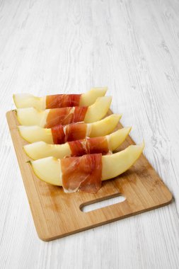 Kavun dilimleri prosciutto, yan görünüm tamamladı. Kopya alanı.