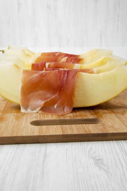 Kavun dilimleri prosciutto, yan görünüm tamamladı. Yakın çekim.