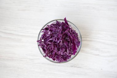 Doğranmış bir kase kırmızı lahana yakın çekim. Üstten görünüm.