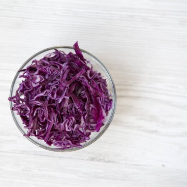 Bir kasede, closeup doğranmış kırmızı lahana. Üstten görünüm.