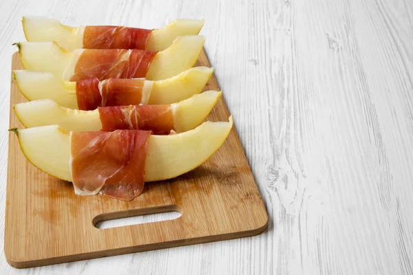 Kavun dilimleri prosciutto, yan görünüm tamamladı. Kopya alanı.