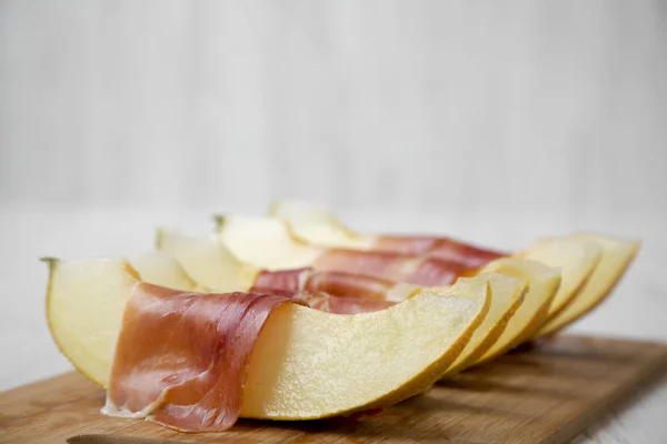 Fette Melone Avvolte Nel Prosciutto Vista Laterale Primo Piano Concentrazione — Foto Stock