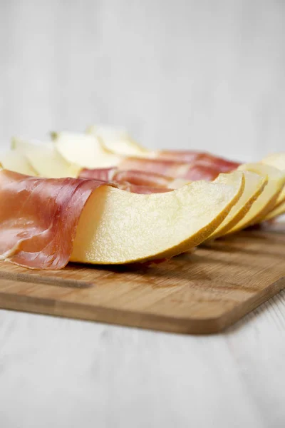 Plastry Melona Zawinięte Prosciutto Widok Boku Zbliżenie Selektywny Fokus — Zdjęcie stockowe