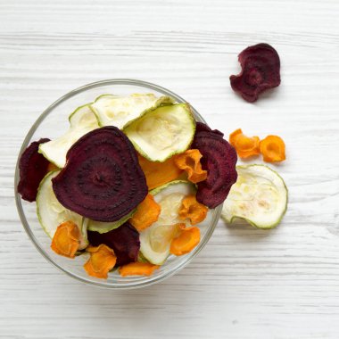 Beyaz ahşap masa üzerinde veggie fiş dolu kase. Tepegöz, yatıyordu, en iyi görünüm düz. Yakın çekim.