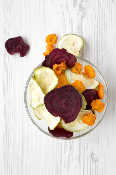 Tam kase sebze fiş beyaz ahşap arka planda, üstten görünüm. Yakın çekim.