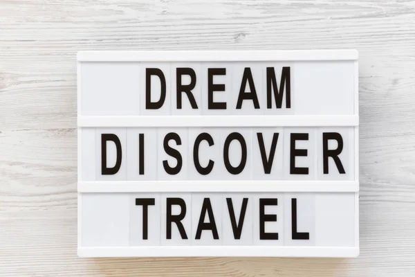 Placa Moderna Com Texto Dream Discover Travel Palavra Sobre Superfície — Fotografia de Stock