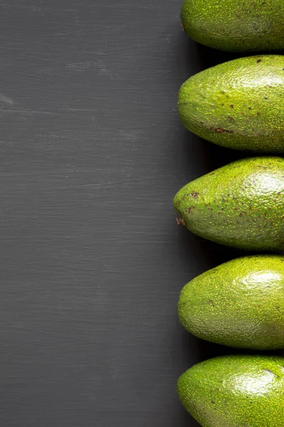 Aguacates Enteros Sobre Fondo Madera Oscura Vista Superior Sobre Cabeza — Foto de Stock