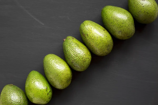 Aguacates Enteros Sobre Fondo Negro Vista Superior Arriba Acostado Primer —  Fotos de Stock